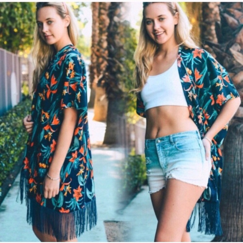🌺 NEW Navy floral fringe kimono 🌺